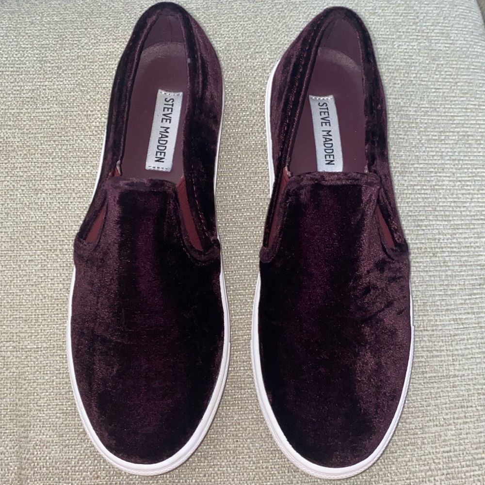 Steve Madden, burgundy velvet sneakers. Size:9
